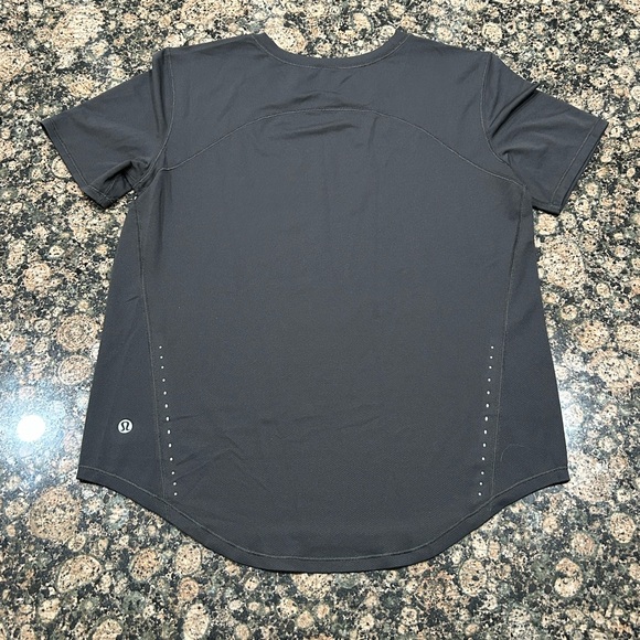 Lululemon training/running shirt. Dark grey. - Picture 4 of 5